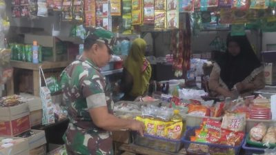 Anggota Koramil 1605 Sukagumiwang Monitoring Harga Bahan Pokok, Pastikan Ketersediaan dan Stabilitas Harga di Wilayah Binaan