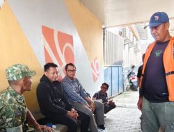 Babinsa Koramil 1608/Karangampel Edukasi Warga Jaga Kebersihan Lingkungan Lewat Komsos Humanis