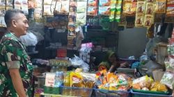 Anggota Koramil 1605/Sukagumiwang Pantau Harga Bahan Pokok di Desa Tulungagung