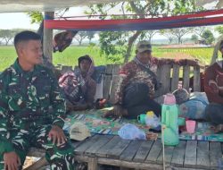 Anggota Koramil 1601/Indramayu Komsos Bersama Petani Sudimampir, Dorong Ketertiban Penggunaan Air Pertanian