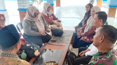 Anggota Koramil 1603/Lohbener Komsos Bersama Masyarakat Desa Linggajati, Bahas Keamanan Wilayah