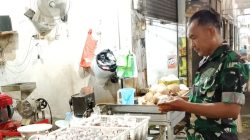 Babinsa Koramil 1605 Sukagumiwang Monitoring Harga Sembako di Desa Tulungagung