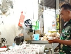 Babinsa Koramil 1605 Sukagumiwang Monitoring Harga Sembako di Desa Tulungagung