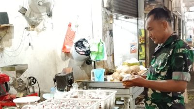 Babinsa Koramil 1605 Sukagumiwang Monitoring Harga Sembako di Desa Tulungagung