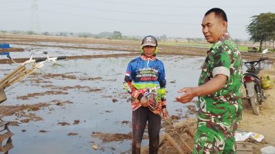 Koramil 1605/Sukagumiwang Dampingi Petani Gunungsari, Pastikan Pengairan Sawah Lancar
