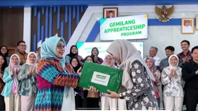 Disnakertrans Karawang Serahkan Sertifikat BNSP kepada 16 Peserta Pemagangan