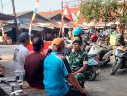 Anggota Koramil 1601 Indramayu Ajak Warga Karangmalang Jaga Kamtibmas dan Kebersihan Lingkungan