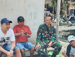 Komsos di Desa Tanjungpura, Babinsa Koramil Karangampel Perkuat Sinergi dengan Warga dan Pamong Desa