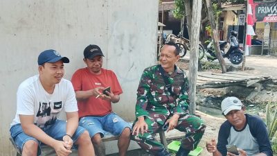 Komsos di Desa Tanjungpura, Babinsa Koramil Karangampel Perkuat Sinergi dengan Warga dan Pamong Desa