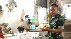 Anggota Koramil Sukagumiwang Monitoring dan Pendataan Harga Sembako di Wilayah Binaan
