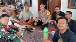 Anggota Koramil Indramayu Komsos Bersama Warga Desa Pabeanudik, Ajak Jaga Keamanan dan Kebersihan Lingkungan