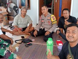 Anggota Koramil Indramayu Komsos Bersama Warga Desa Pabeanudik, Ajak Jaga Keamanan dan Kebersihan Lingkungan