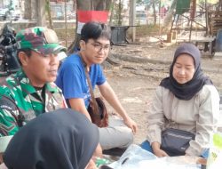 Anggota Koramil 1601/Indramayu Komsos Bersama Pengunjung Pasar Tradisional Indramayu