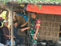 Jalin Kedekatan dengan Warga, Babinsa Karangampel Komsos Bersama Pedagang Pasar