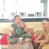 Anggota Koramil Karangampel Komsos Bersama Pamong Desa Dukuh Tengah, Bahas Keamanan dan Kondusivitas Wilayah