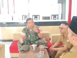 Anggota Koramil Karangampel Komsos Bersama Pamong Desa Dukuh Tengah, Bahas Keamanan dan Kondusivitas Wilayah