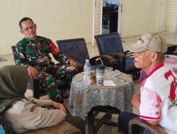 Komsos di Desa Plumbon, Babinsa Ajak Warga Jaga Kamtibmas dan Waspadai Kebakaran Musim Kemarau