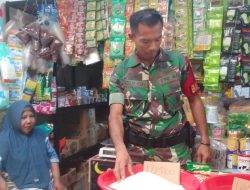 Jelang Aktivitas Pasar, Babinsa Sukagumiwang Pantau Harga Sembako di Tulungagung