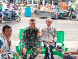 Komsos di Karangsong, Babinsa Ajak Warga Jaga Keamanan dan Kebersihan Lingkungan