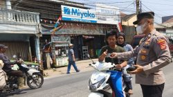 Polsek Rumpin Bergerak Cepat, Masker Dibagikan untuk Lindungi Warga dari Potensi Abu Vulkanik