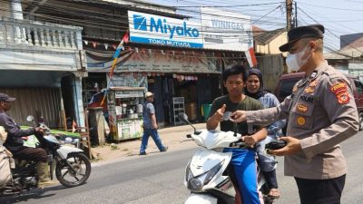 Polsek Rumpin Bergerak Cepat, Masker Dibagikan untuk Lindungi Warga dari Potensi Abu Vulkanik