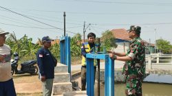 Babinsa Rajaiyang Monitoring Pengairan Pertanian, Pastikan Pasokan Air Terjaga hingga Panen