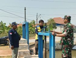 Babinsa Rajaiyang Monitoring Pengairan Pertanian, Pastikan Pasokan Air Terjaga hingga Panen