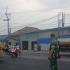 Sinergi TNI-Polri dan Sekolah, Anak Pelajar Diseberangkan dengan Aman di Jalur By Pass Cadangpinggan
