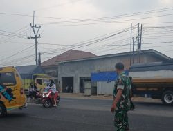 Sinergi TNI-Polri dan Sekolah, Anak Pelajar Diseberangkan dengan Aman di Jalur By Pass Cadangpinggan