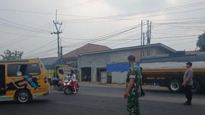 Sinergi TNI-Polri dan Sekolah, Anak Pelajar Diseberangkan dengan Aman di Jalur By Pass Cadangpinggan