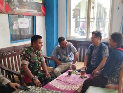 Komsos di Balai Desa,Anggota Koramil Karangampel Ajak Tokoh Pemuda dan Pamong Perkuat Keamanan Kedokanbunder Wetan