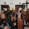 Babinsa Karangampel Dampingi Pelayanan KB Serentak Peringati Hari Kontrasepsi Sedunia