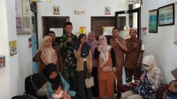 Babinsa Karangampel Dampingi Pelayanan KB Serentak Peringati Hari Kontrasepsi Sedunia