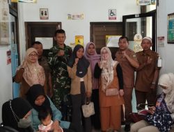 Babinsa Karangampel Dampingi Pelayanan KB Serentak Peringati Hari Kontrasepsi Sedunia