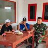 Anggota Koramil Karangampel Komsos Bersama Tokoh Pemuda Bahas Keamanan Desa