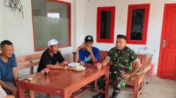 Anggota Koramil Karangampel Komsos Bersama Tokoh Pemuda Bahas Keamanan Desa