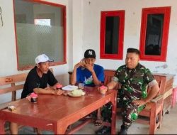 Anggota Koramil Karangampel Komsos Bersama Tokoh Pemuda Bahas Keamanan Desa