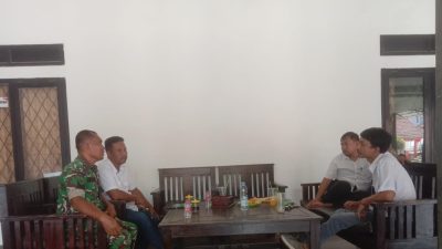 Babinsa Gunungsari Perkuat Komsos, Ajak Warga Peduli Lingkungan dan Dukung Pertanian