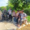 Anggota Koramil Indramayu Ajak Warga Paoman Jaga Keamanan dan Kebersihan Lingkungan