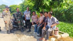 Anggota Koramil Indramayu Ajak Warga Paoman Jaga Keamanan dan Kebersihan Lingkungan