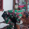 Koramil Karangampel Bersama Warga Bersihkan Puing Rumah Terbakar di Jayalaksana