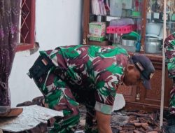 Koramil Karangampel Bersama Warga Bersihkan Puing Rumah Terbakar di Jayalaksana