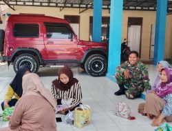 Anggota Koramil Indramayu Komsos Bersama Warga Rawadalem, Ingatkan Kebersihan dan Kewaspadaan