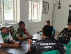 Komsos di Karangampel, Babinsa Ajak Perangkat Desa Perkuat Kerukunan dan Kewaspadaan Lingkungan