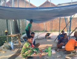 Komsos di Singajaya,Anggota Koramil Indramayu Ajak Warga Jaga Kebersihan dan Keamanan Lingkungan