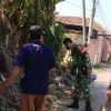 Bersihkan Sampah di Pinggir Jalan,Anggota Koramil Karangampel Bersama Warga Bangun Kepedulian Lingkungan