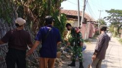 Bersihkan Sampah di Pinggir Jalan,Anggota Koramil Karangampel Bersama Warga Bangun Kepedulian Lingkungan