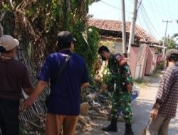 Bersihkan Sampah di Pinggir Jalan,Anggota Koramil Karangampel Bersama Warga Bangun Kepedulian Lingkungan