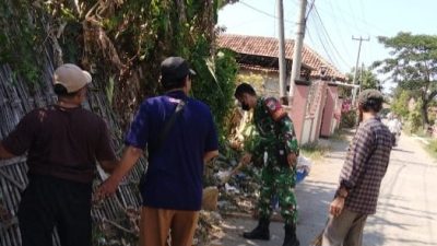 Bersihkan Sampah di Pinggir Jalan,Anggota Koramil Karangampel Bersama Warga Bangun Kepedulian Lingkungan