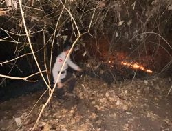 Personel Ditpolairud Polda Sulut Tangani Karhutla di Tanjung Nanas Bitung